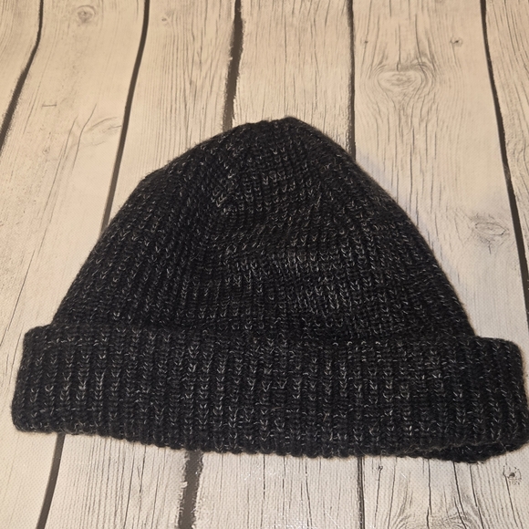 The North Face Ribbed Knit Beanie Hat Black Logo Patch Winter Ski Cap Unisex - Picture 2 of 5